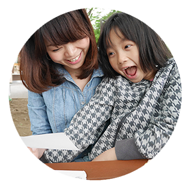 実績 未来デザイン 2人で見ている